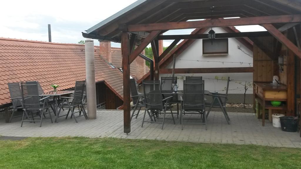 Sklep U Veselych Apartman Mutěnice Kültér fotó