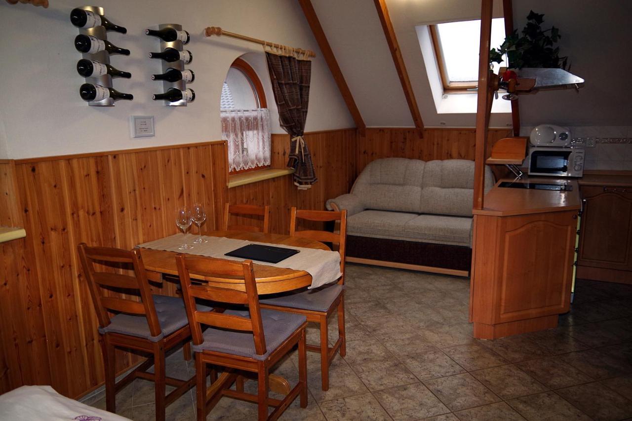 Sklep U Veselych Apartman Mutěnice Kültér fotó