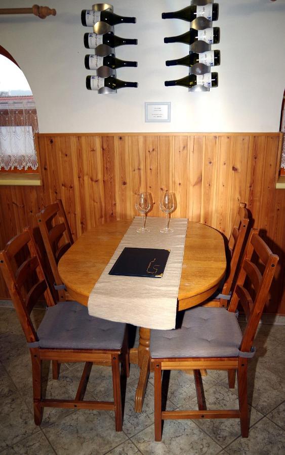Sklep U Veselych Apartman Mutěnice Kültér fotó