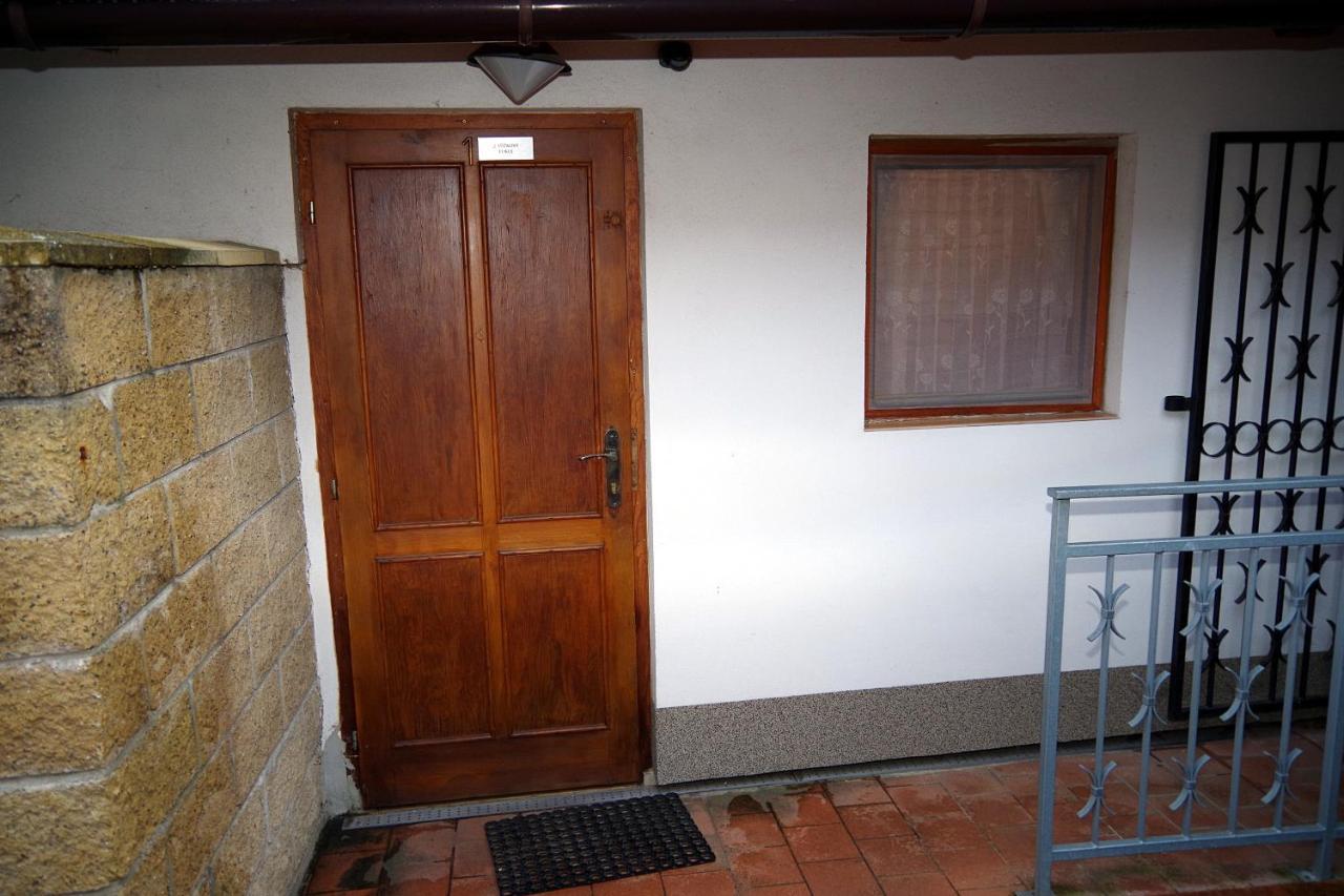 Sklep U Veselych Apartman Mutěnice Kültér fotó