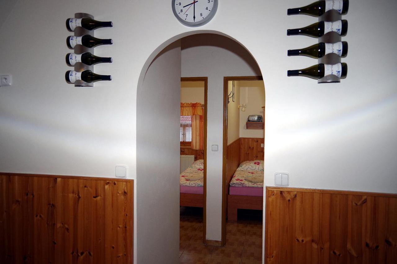 Sklep U Veselych Apartman Mutěnice Kültér fotó