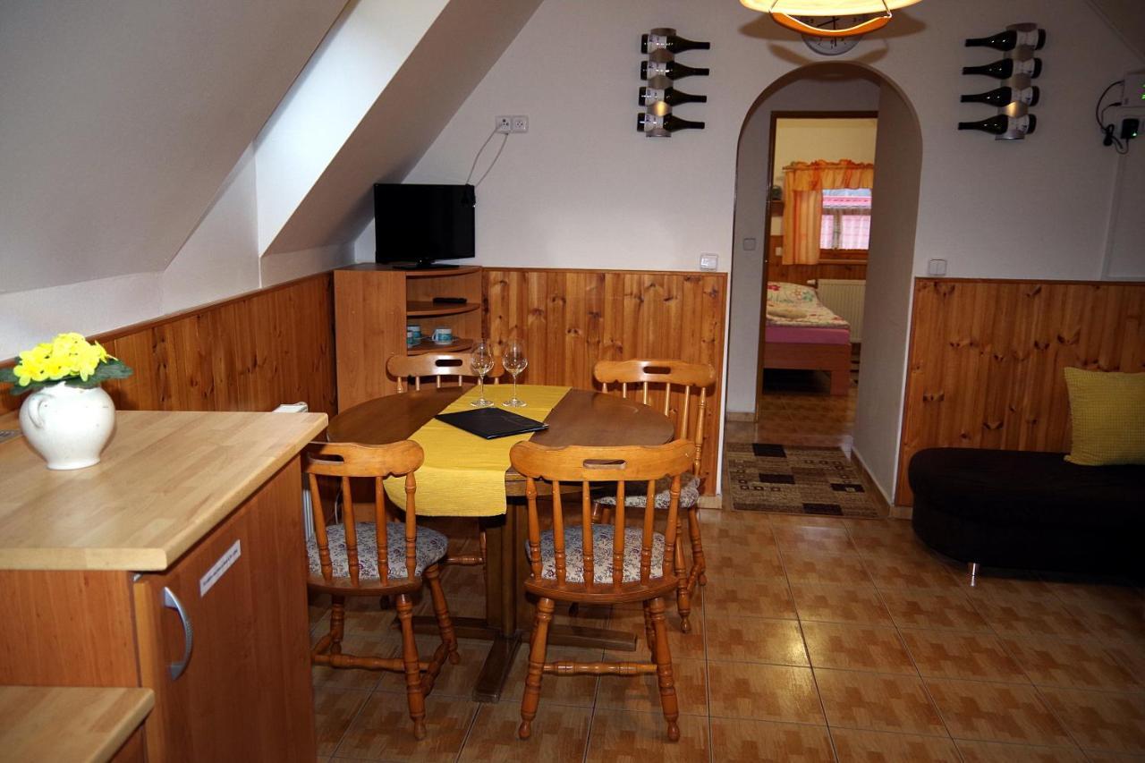 Sklep U Veselych Apartman Mutěnice Kültér fotó